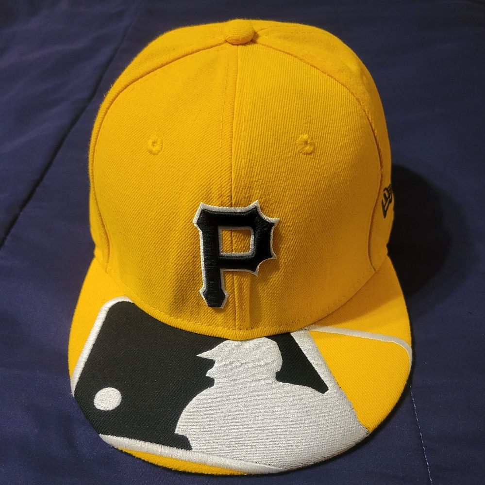 SIZE 7 3/8. NEW ERA PITTSBURGH PIRATES HAT.